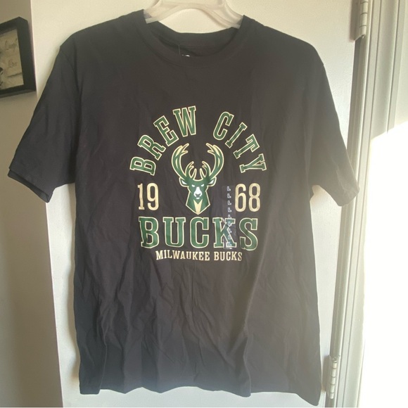 Milwaukee Bucks Tshirt black Large - Picture 1 of 4